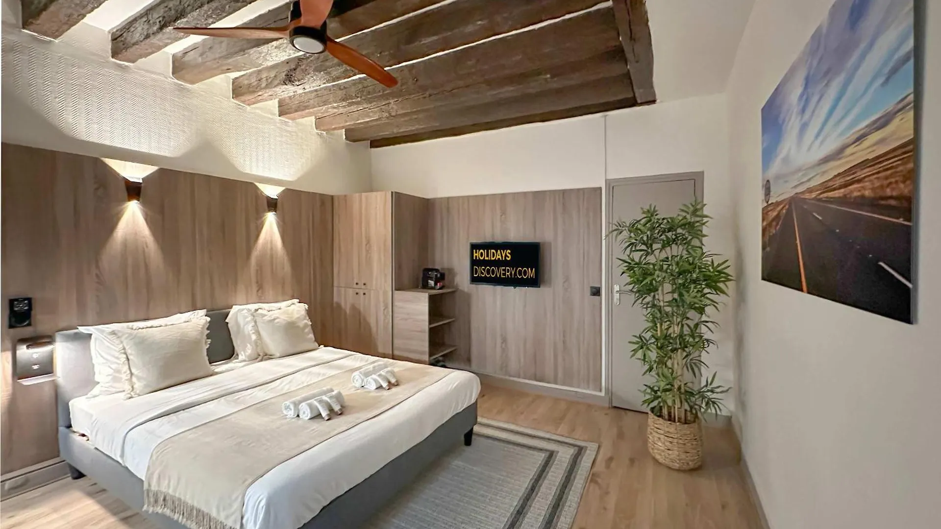 Charming & Unique Home In Le Marais location